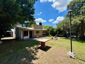 a picnic table in front of a house at La Pantera in San Antonio de Arredondo