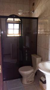 a bathroom with a toilet and a sink at Sonhos Meu Pousada in Boracéia
