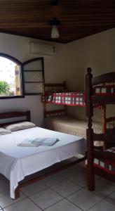 a bedroom with two bunk beds and a window at Sonhos Meu Pousada in Boracéia