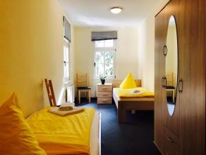 a small room with two beds and a window at Bürger- und Berggasthaus Scheibenberg in Scheibenberg