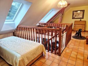 a room with a staircase with a bed in it at Villa avec piscine proche Disneyland et Paris in Saint-Thibault-des-Vignes +49 photos