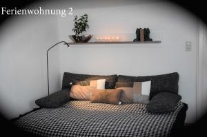 Bett mit Kissen darauf in einem Zimmer in der Unterkunft Ferienwohnung Janssen Herborn in Herborn