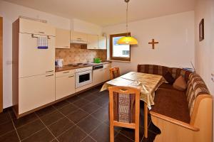 A kitchen or kitchenette at Apartment Oberbichl