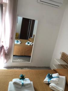 a bathroom with two towels and a mirror at La Casa di Siria in Bomarzo +23 photos