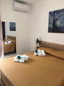 a room with a bed with folded towels on it at La Casa di Siria in Bomarzo