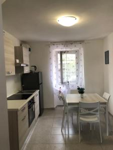 a kitchen with a table and a window and a table and chairs at La Casa di Siria in Bomarzo