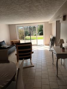 ein Wohnzimmer mit Sofa und Tisch in der Unterkunft Ty Kerlen in Quimperlé