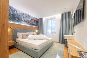 a bedroom with a bed in a room at Appartament Lago di Braies in San Sigismondo