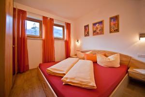 A bed or beds in a room at Apartment Oberbichl