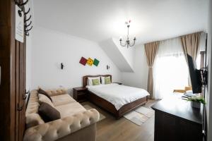 Un pat sau paturi într-o cameră la Hotel Yara +84 fotografii