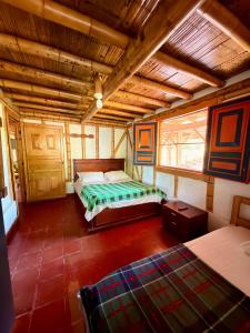 a bedroom with two beds in a room at La orquídea campestre in Montenegro