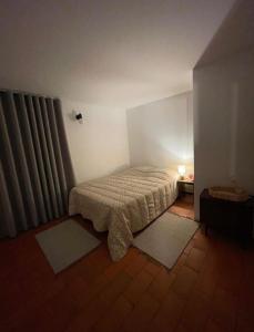 a small bedroom with a bed in a room at Casa do Fundão in Paredes