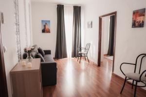 a living room with a couch and a table and chairs at Las Chavitas Rural Apartamentos turísticos in Alburquerque