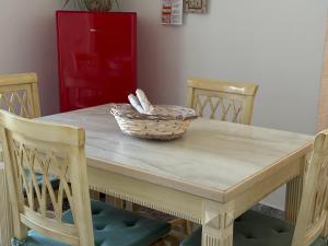 a wooden table with a basket on top of it at Appartamento familiare in centro a due passi dai trulli - Casa Costanza in Alberobello +4 photos