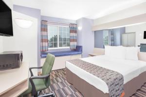 Camera con letto e TV di Microtel Inn and Suites by Wyndham Appleton ad Appleton