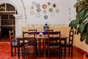 a dining room table with chairs and plates on the wall at Posada Santa Isabel in Parras de la Fuente