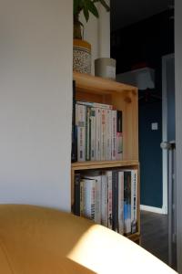 a book shelf filled with books in a room at La maison du bienvenu in Namur