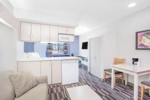 een keuken en een woonkamer met een bank en een tafel bij Microtel Inn and Suites by Wyndham Appleton in Appleton