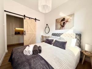 ein Schlafzimmer mit einem großen Bett, auf dem Handtücher liegen in der Unterkunft Virta 8 in Ostróda