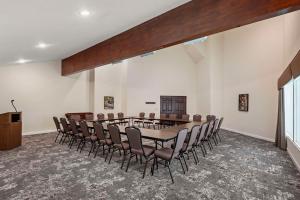 a conference room with a large table and chairs at Best Western Plus Eagle Vail Airport in Eagle +36 photos