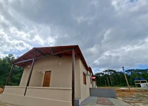 a small building with a ramp in front of it at Cachoeira e Pousada dos Pássaros in Presidente Figueiredo