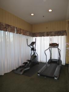 安大略的住宿－安大略江山旅館，窗户前有两辆健身自行车的房间