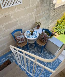 a table and two chairs on a patio at Dimora Quattro Vanelle in Favignana
