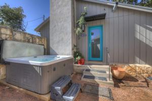 Gallery image of 406 Lodge-A: Hot-Tub & 2 Blks to Main St in Fredericksburg