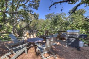 Gallery image of 406 Lodge-A: Hot-Tub & 2 Blks to Main St in Fredericksburg +12 photos