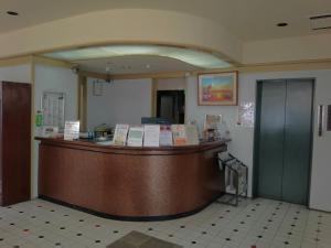 un hall avec un comptoir de réception dans un bâtiment dans l'établissement Hotel Tsukuba Hills Umezono, à Tsukuba