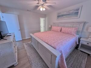 ein Schlafzimmer mit Bett und Deckenventilator in der Unterkunft Bayview in Orange Beach + 30 Fotos