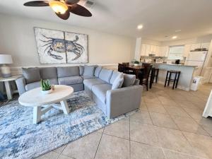 ein Wohnzimmer mit Sofa und Tisch in der Unterkunft Bayview in Orange Beach