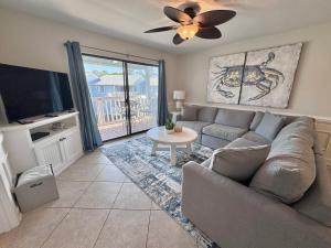 ein Wohnzimmer mit Sofa und Flachbildfernseher in der Unterkunft Bayview in Orange Beach