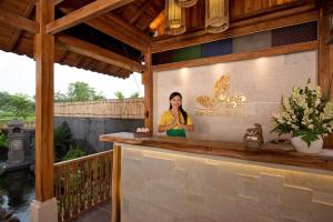 una mujer sentada en un bar en un patio en The Tamantis Villa, en Canggu 60 fotos más