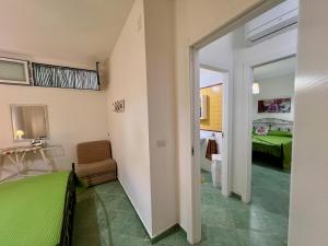 a hallway with a room with a green floor at Villetta Capilungo by Paf in tour in Capilungo
