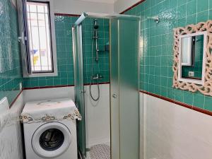 a bathroom with a washing machine and a mirror at Villetta Capilungo by Paf in tour in Capilungo