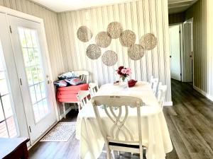 a dining room with a white table and chairs at 8 Clarence Ln in Cavendish