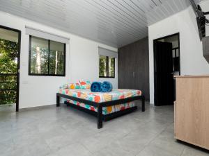 a bedroom with a bed in a room at Valle de las Bendiciones, Lago Calima in Calima