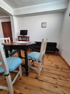 a dining room with a table with chairs and a laptop at Deptos Boutique in San Salvador de Jujuy