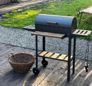 a grill on a wooden table next to a basket at Pstrug House in Yasinya
