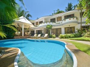 uma piscina em frente a uma casa em Villa Sunset Boracay em Boracay