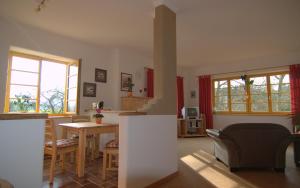a kitchen and living room with a table and chairs at Ökopension Villa Weissig in Struppen