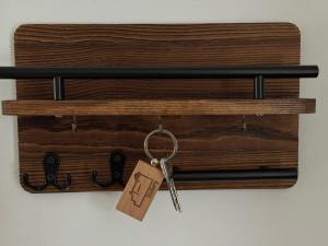 a pair of keys hanging from a wooden box at Altstadtnest - gemütliche Wohnung nahe der Burg in Donnerberg