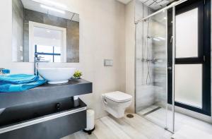 a bathroom with a sink and a toilet and a shower at Casa Phillips in Orihuela Costa