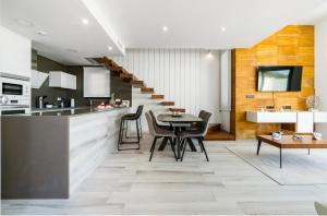a kitchen and dining room with a table and a counter at Casa Phillips in Orihuela Costa +3 photos