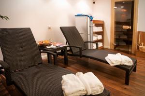 a room with two chairs and a table with towels at LIHO - einfach Lübeck in Lübeck