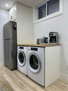 eine Küche mit Waschmaschine, Trockner und Kühlschrank in der Unterkunft Charming Full Basement Unit in Hamilton