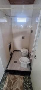 a small bathroom with a toilet in a shower at Paseo Dean Funes Dúplex in San Rafael