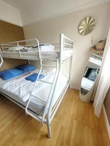 a room with two bunk beds in a room at Duplex les pieds dans l'eau in Grandcamp-Maisy