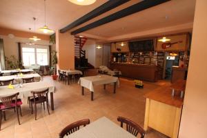 Lounge nebo bar v ubytování Malběnka - chata na skále pod hradem Kokořín + 14 fotografií